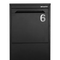 Close-up van cijfer stickers nummer 6 op een pakketbrievenbus – stevige bevestiging met 3M sticker voor een professionele afwerking.