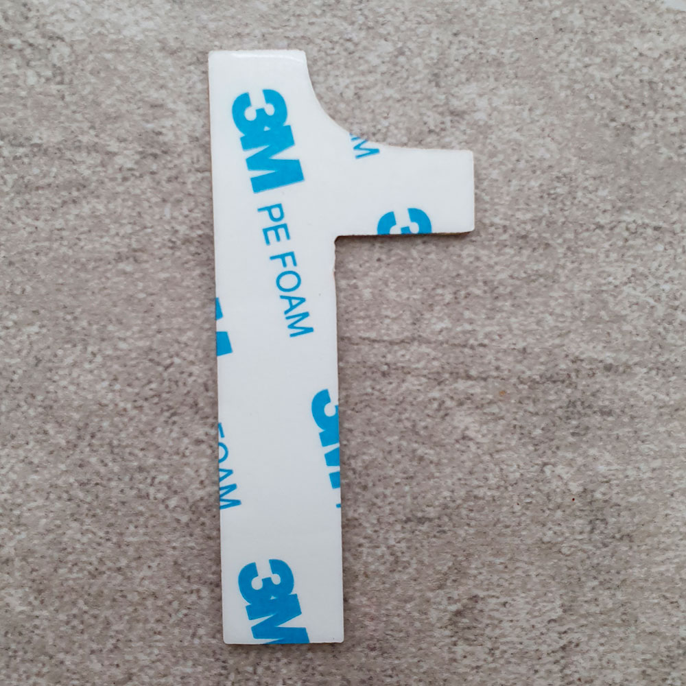 Montage van huisnummersticker met 3M plakstrip – eenvoudige installatie zonder boren