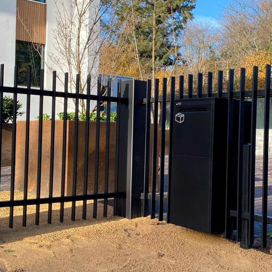 pakket brievenbus in hek